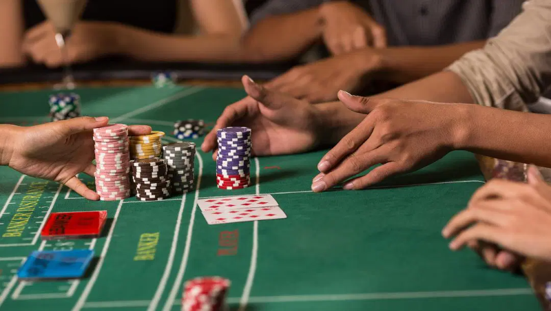 Luật rút bài Baccarat cho bên Player và Banker